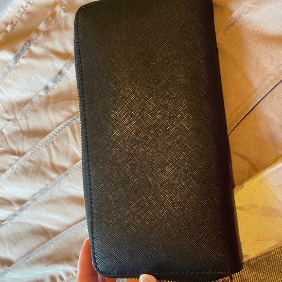 Authentic Michael Kors Zipper Wallet. - Picture 2 of 4